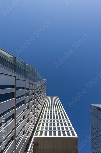 Moderne Hochhäuser und Bürotürme in der Innenstadt von Frankfurt am Main, Hessen bei blauem Himmel