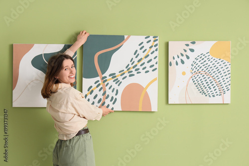 Young woman hanging abstrac...