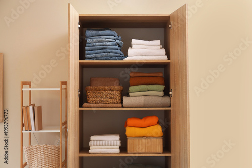 Shelving unit with many sta...