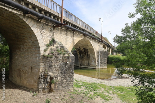 Pont sur la rivière le Vidourle, village de Sauve, département du Gard, France