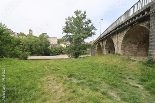 Pont sur la rivière le Vidourle, village de Sauve, département du Gard, France