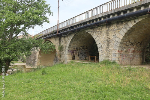 Pont sur la rivière le Vidourle, village de Sauve, département du Gard, France