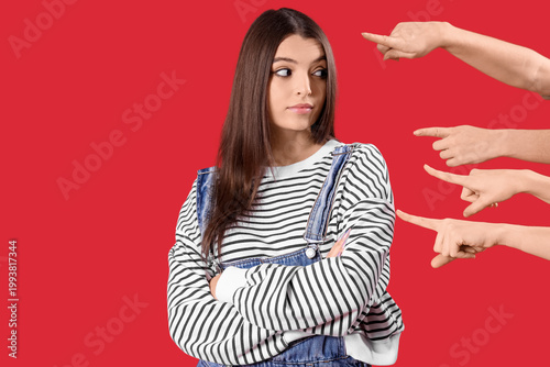 Canvastavla People pointing at young woman on red background