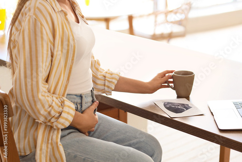 Young pregnant woman with c...