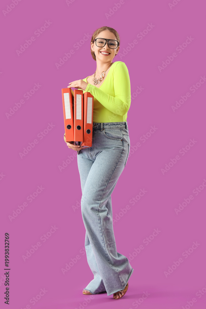 Naklejka premium Young woman with document folders on purple background