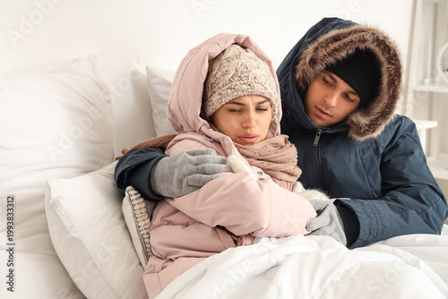 Frozen young couple with pu...