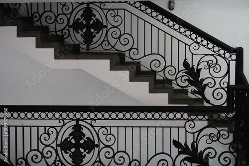 Foto Elegant wrought iron railing on a staircase in a modern building