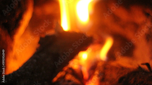 Foto Close up of burning wood logs blazing in flames inside black wrought iron wood burning fire