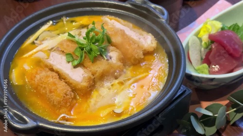 和食定食のカツとじ鍋の蓋を取る
