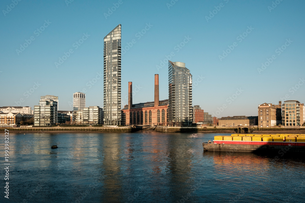 Obraz premium London river thames cityscape with historic and modern architecture