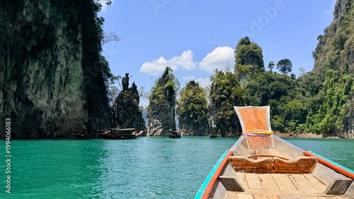 Quadro su tela Experience a thrilling boat ride alongside towering Avatar-like cliffs in Khao Sok