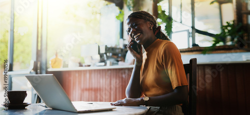 Foto Black woman, phone call and laptop in coffee shop for laugh, conversation and remote work