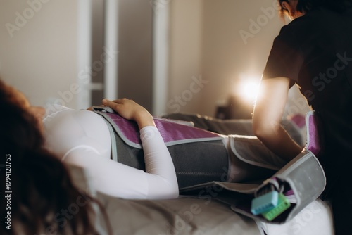 Fotografía Woman receiving pressotherapy treatment for lymphatic drainage