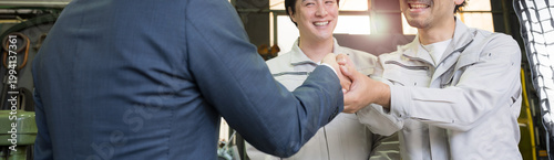 製造業の工場で握手する営業マンと作業員の信頼関係ビジネス契約や合意シーン　業務提携、協力、融資などのbtobの法人営業イメージ顔無しのバナー手元のクローズアップ