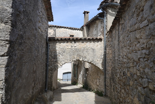 Rue médiévale typique, village de Sauve, département du Gard, France