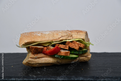 Frisch belegtes Sandwich mit Gemüse Bulette Fleisch – Snack to go, gesund, knuspriges Brot, Mittagessen, Takeaway, Foodfotografie, minimalistisch, Copyspace, isoliert