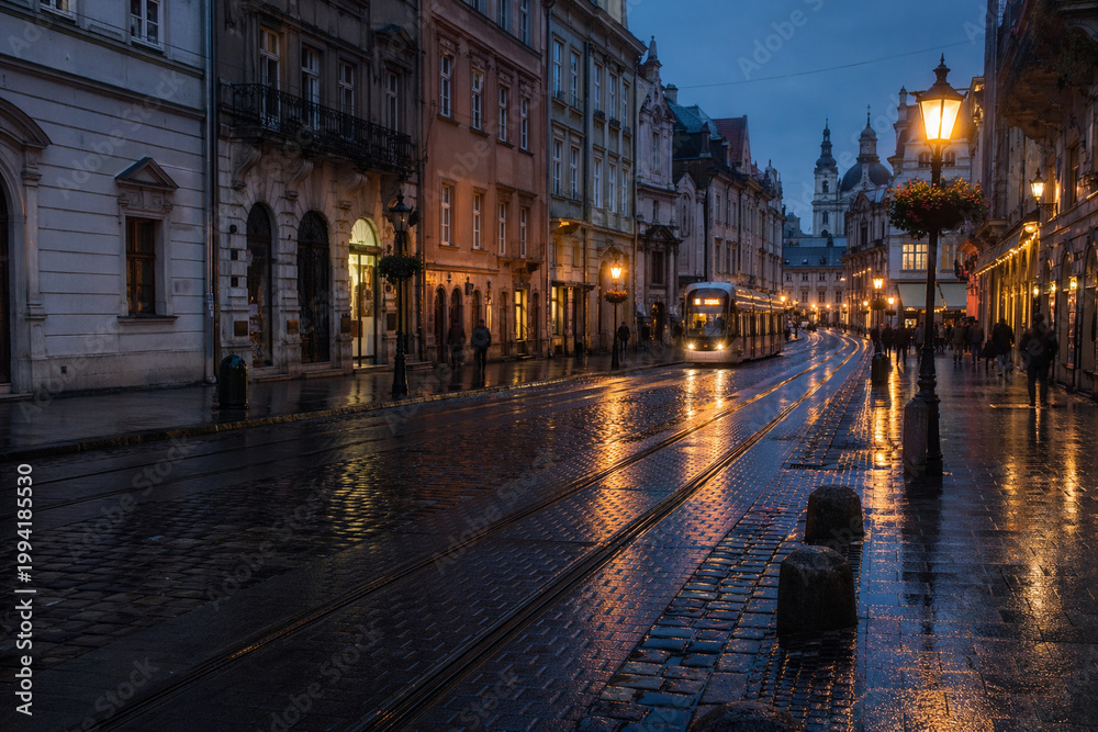 Fototapeta premium Rue européenne historique mouillée après la pluie à l’heure bleue