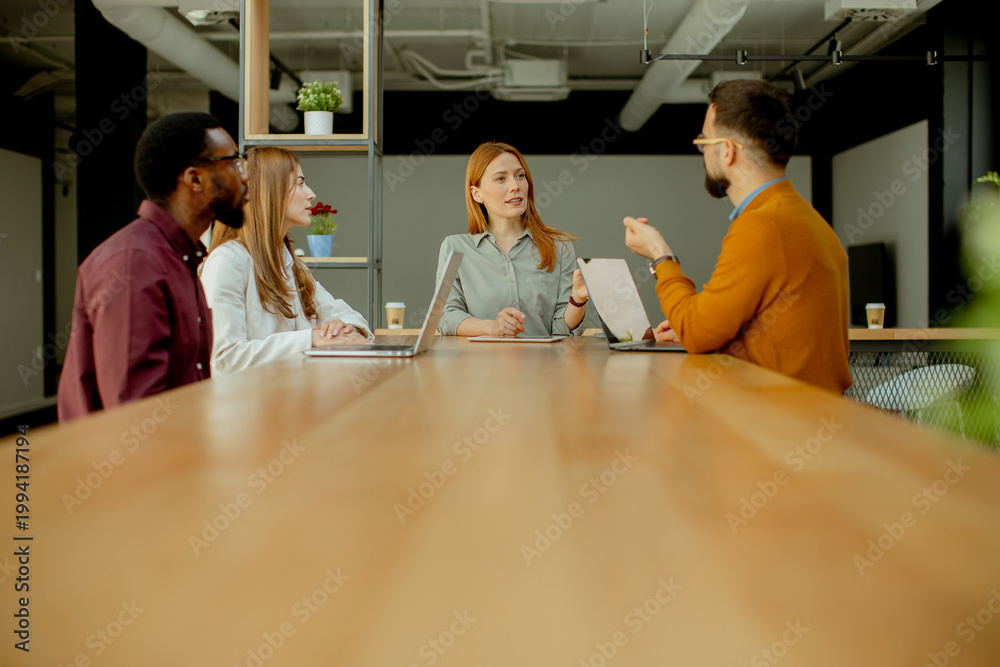 Obraz premium Engaging team discussion in modern workspace at midday meeting
