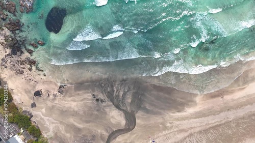 ドローンで砂浜を俯瞰で撮影