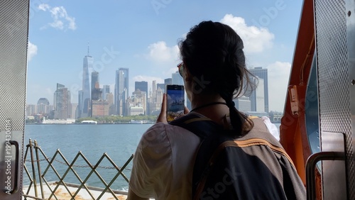Fotografía Person traveling on a ferry capturing the downtown manhattan skyline including o