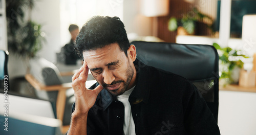 Foto Frustrated, man and headache with stress in office for overworked pressure, strain or deadline