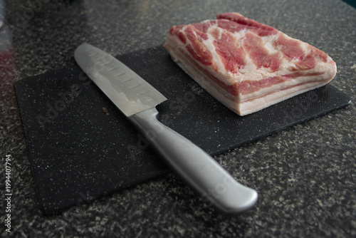 Tableau sur toile Preparación de carne de alta calidad para bbq, vista de cerca de corte premium y cuchillo profesional