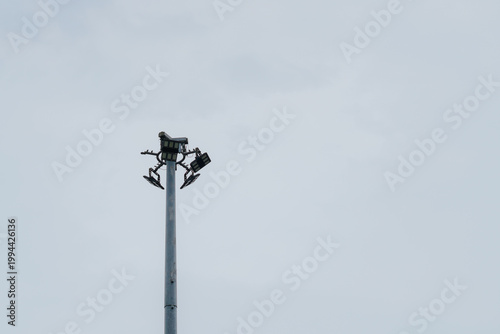 Foto This image shows a tower light, or high mast lighting, typically used to illuminate large areas