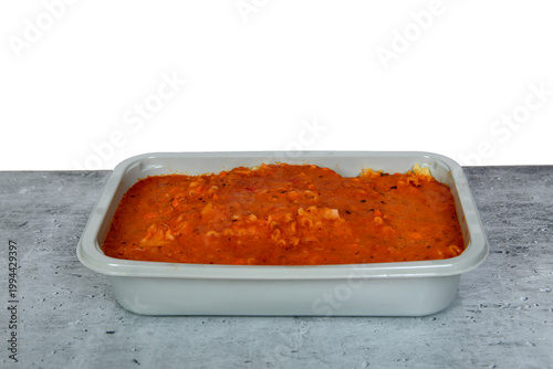 Pasta Nudeln Nudelauflauf Lasagne in Auflaufform von oben – italienisches Ofengericht, Tomatensauce, Pasta, hausgemacht, Foodfotografie, minimalistisch, Top View, Copyspace, isoliert