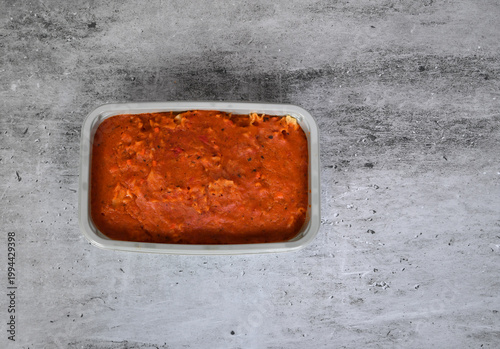 Pasta Nudeln Nudelauflauf Lasagne in Auflaufform von oben – italienisches Ofengericht, Tomatensauce, Pasta, hausgemacht, Foodfotografie, minimalistisch, Top View, Copyspace, isoliert