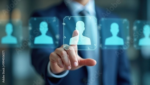 La mano de un profesional tocando el perfil de un candidato en una superposición de pantalla digital