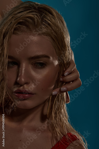 Foto Capture of carefree summer spirit showcasing a beautiful young woman enjoying vi