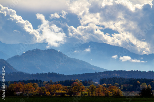 Foto Cumulus clouds above the mountain ridge at the horizon