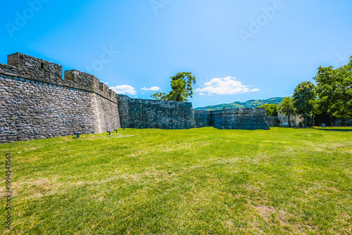 Foto Ancient Kastel Fortress in Banja Luka, Bosnia and Herzegovina, massive stone walls and historic fortifications on the banks of Vrbas river