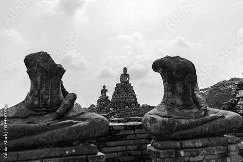 Foto Monochrome photograph of ancient headless Buddha statues meditating at Wat Phra