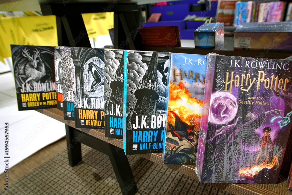 Obraz premium Minsk, Belarus. Apr 12, 2026. Various Harry Potter books by J.K. Rowling, popular young adult fantasy literature collection showcased on dark wooden furniture stand in bookstore