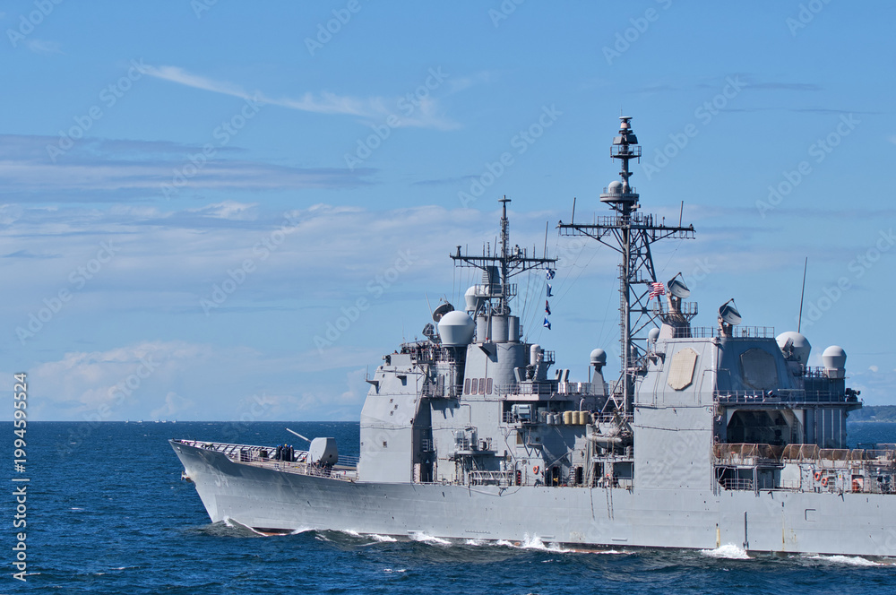 Obraz premium United States Navy USS Antietam (CG-54), Ticonderoga-class guided-missile cruiser sailing in Tokyo Bay, Japan.