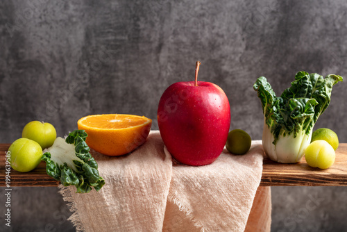 Cuadro en lienzo Still life of fresh red apples