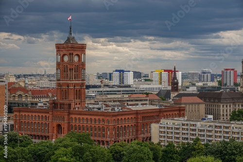 Photography Rotes Rathaus in Berlin unter bewölktem Himmel
