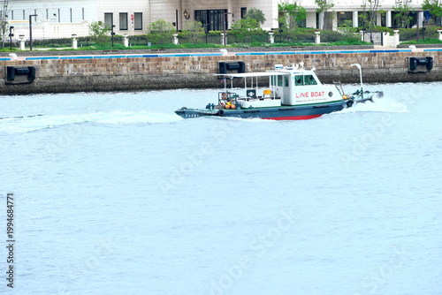 神戸・都会の港湾風景：海を行き交う船と洗練されたウォーターフロント