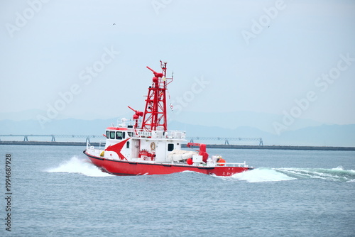 神戸・都会の港湾風景：海を行き交う船と洗練されたウォーターフロント