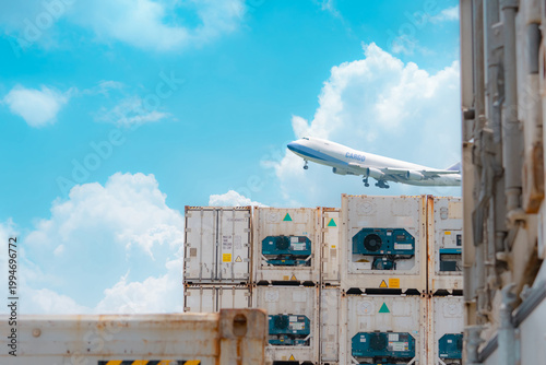 Valokuva Cargo airplane flying above logistic container