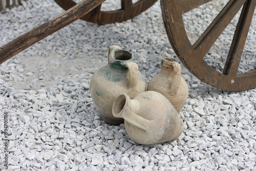 Foto Ancient clay jugs lie on the ground