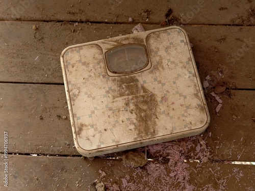 An old, broken weighing scale.