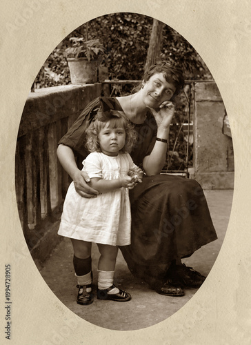 FOTOGRAFIA ANTICA CON MADRE E FIGLIA IN POSA