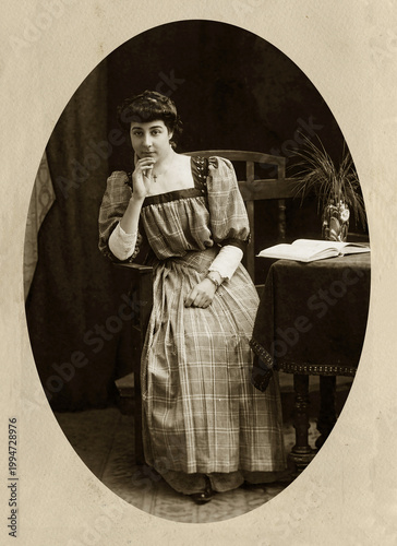 FOTOGRAFIA ANTICA CON GIOVANE DONNA ELEGANTE IN POSA