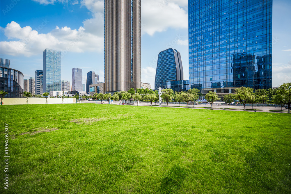 Obraz premium Lush Green Space Amidst a Modern City Skyline: An Urban Oasis of Tranquility