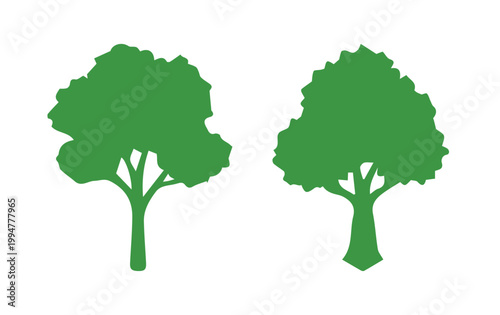 フラットデザインの緑の木のシルエット、2種類の異なる形状の樹木のベクターイラストセット、自然や環境保護を象徴するシンプルな植物のアイコン、エコロジーや公園の地図作成に最適なグラフィック素材