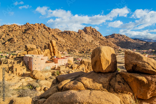Fotografia Small village with houses, mountains and large stone blocks, Morocco, in Tafraou