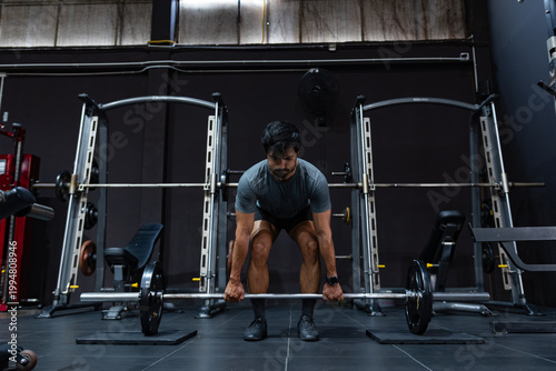 Foto Asian Male athlete lifting deadlift during exercising in gym