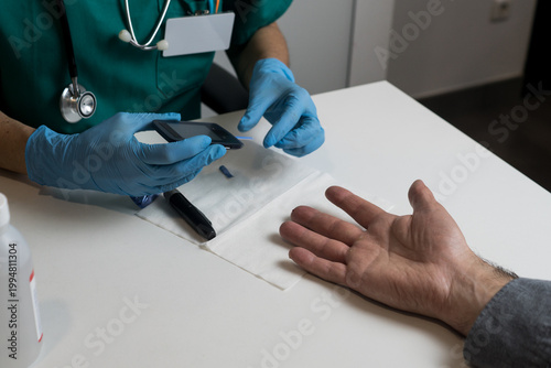 Foto Doctor inserting test strip into glucose meter for blood sugar test